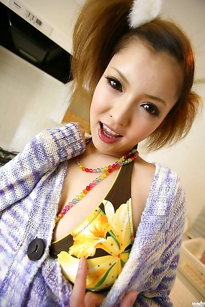 Asiatische Schönheit Riana Natsukawa